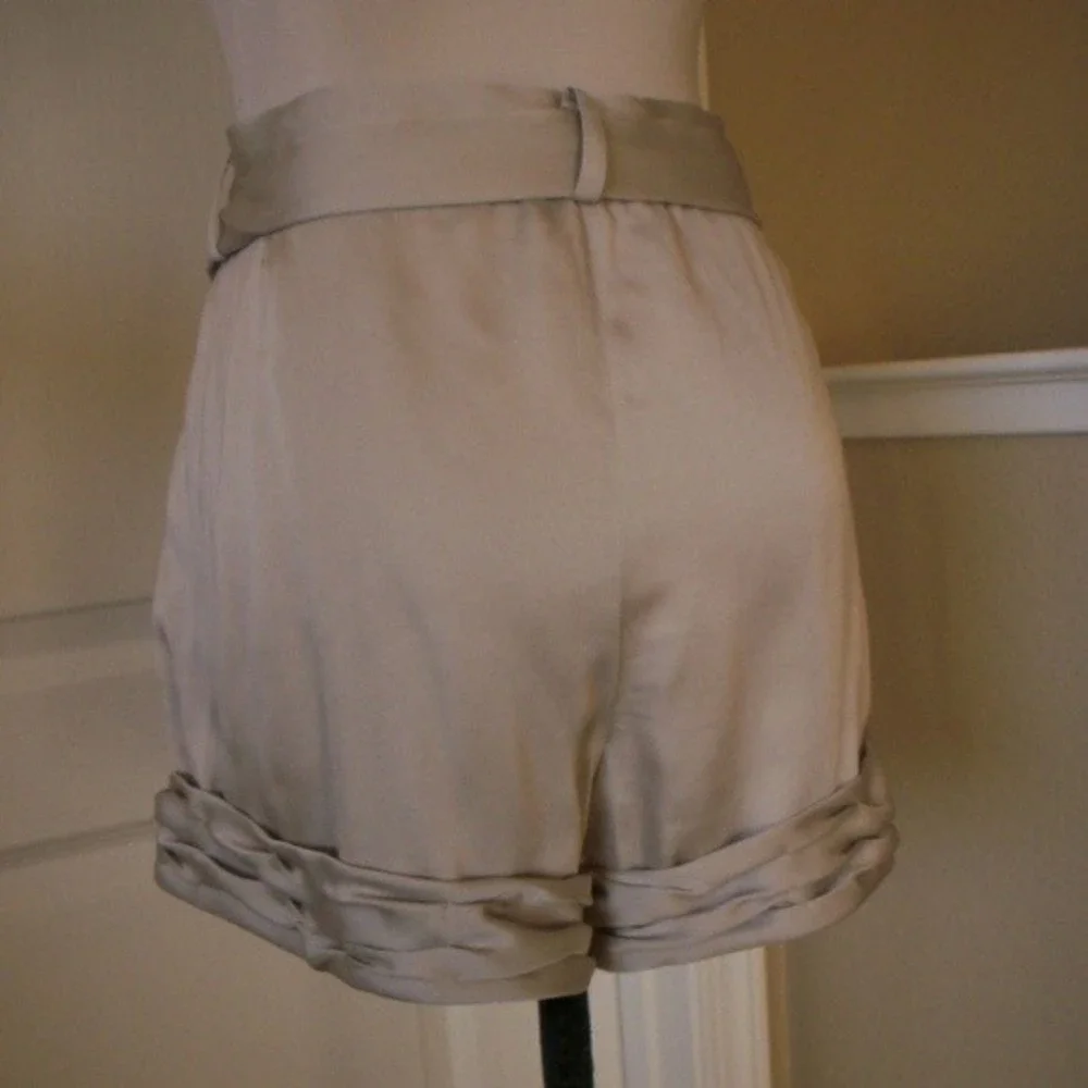 BCBGMAXAZRIA SHORTS BELTED BEIGE SIZE 12 WOMENS 12 NWOT